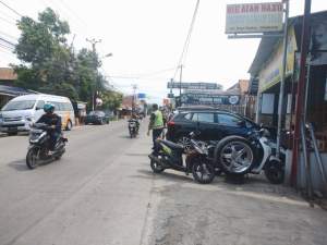 Suasana Didepan rumah korban penusukan di jalan lingkungan Kebaharan, Lopang, Kota Serang, Banten.