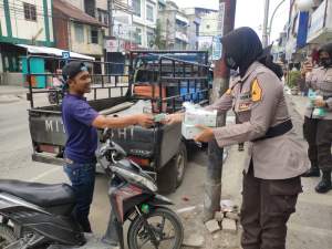 Taruna-Taruni gabungan dari Polri dan TNI mensosialisasikan pencegahan Covid-19 dengan membagi masker di Lubuk Pakam