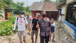 Anggota DPRD Imam Turmudzi Bareng Warga Curug Semprotkan Disinfektan