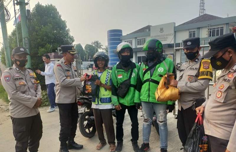 Polsek Balaraja Salurkan Bansos Bagi Ojeg dan Warga Tak Mampu