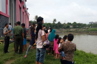 Polisi dan tim SAR saat mencari korban di TKP