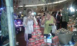 Tampak wisatawan mancanegara doyan makanan khas lebak