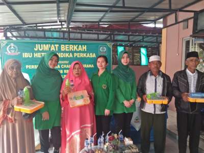 Bentuk Kepedulian, Persit Kartika Chandra Kirana Koorcab Rem 064 PD III/ Siliwangi Berikan Makanan