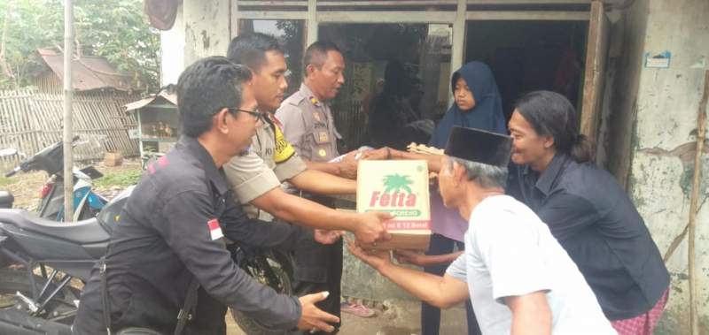 Bantu Warga Miskin, Kapolsek Kresek diapresiasi