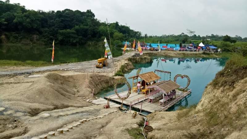 Wisata alam Cigaru atau Danau Biru Cigaru di Kecamatan Cisoka. 