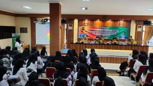 Salah satu guru SDN Walikukun Kota Cilegon, Susilawati saat mengeluh kepada Walikota Cilegon Helldy Agustian terkait banyaknya sarpras yang rusak saat kegiatan pembukaan pembekalan PPPK tahap 2 di Aula Dinas Pendidikan Kota Cilegon, Senin (27/6/2022).