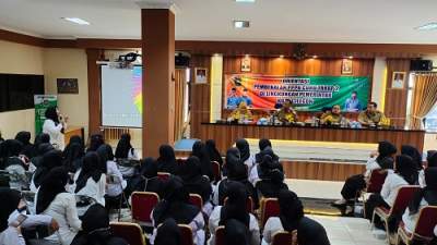 Salah satu guru SDN Walikukun Kota Cilegon, Susilawati saat mengeluh kepada Walikota Cilegon Helldy Agustian terkait banyaknya sarpras yang rusak saat kegiatan pembukaan pembekalan PPPK tahap 2 di Aula Dinas Pendidikan Kota Cilegon, Senin (27/6/2022).