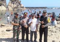 Kapolda Banten Brigjen Listiyo Sigit Prabowo saat di Pantai Tanjung Layar, Desa Sawarna, Kecmatan Bayah, Kabupaten Lebak.