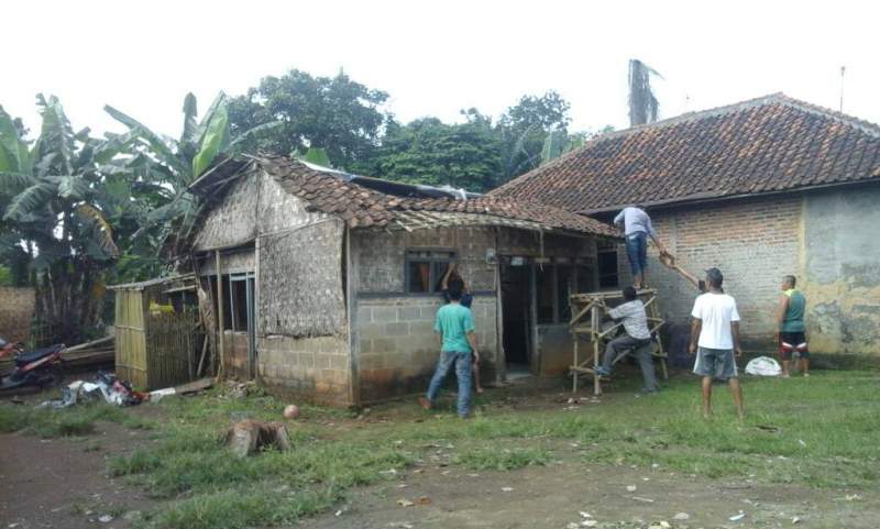 Karang Taruna Bantu Warga Bedah Rumah di Legok