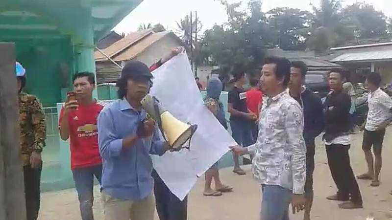Terkait Dana Desa, Kantor Desa Pasir Gintung Kecamatan Jayanti Digruduk Warga
