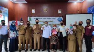 BNNK Cilegon bersama Badan Kesatuan Bangsa dan Politik Kota Cilegon menggelar pelatihan komputer dan pelatihan merajut atau menyulam benang kepada para mantan pecandu narkoba.