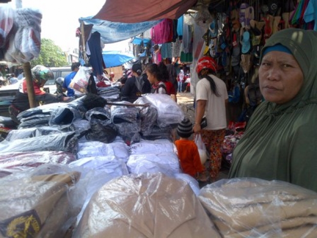 Evi saat melayani pembeli