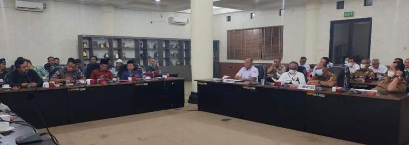 Suasana RDP antara Komisi I DPRD Cilegon, masyarakat Cilegon pelaku UMKM bersama PT KS dan PT KBS di Ruang Rapat DPRD Kota Cilegon, Senin (13/6/2022).