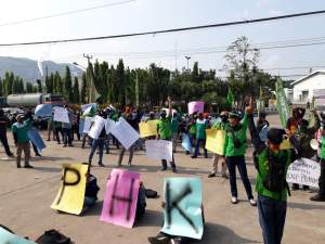 Puluhan karyawan PT Selago Makmur Plantation berunjuk di depan pabrik yang berada di Jalan Raya Anyer, Kelurahan Gunung Sugih, Kecamatan Ciwandan, Kota Cilegon, Kamis (18/6).