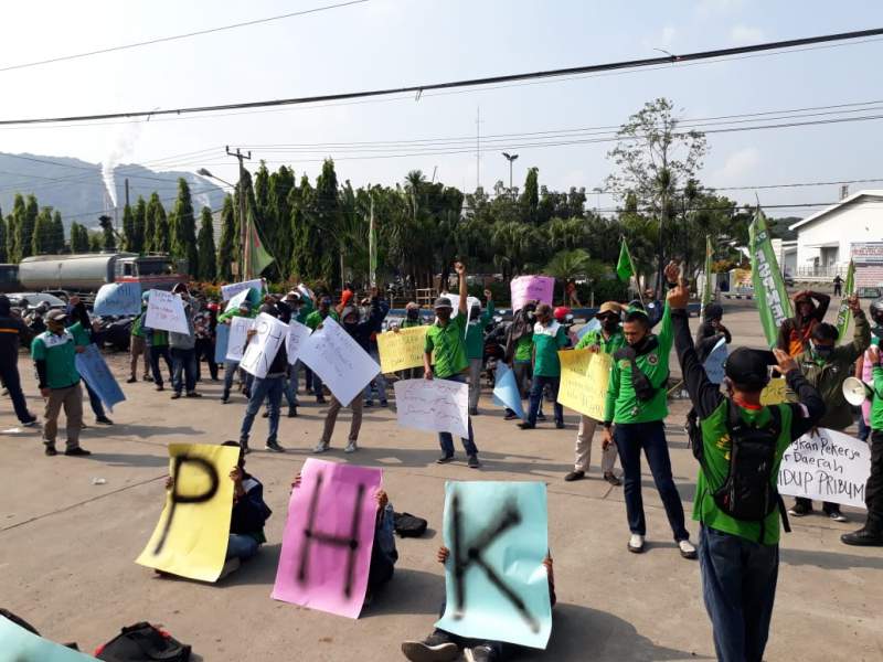 Puluhan karyawan PT Selago Makmur Plantation berunjuk di depan pabrik yang berada di Jalan Raya Anyer, Kelurahan Gunung Sugih, Kecamatan Ciwandan, Kota Cilegon, Kamis (18/6).