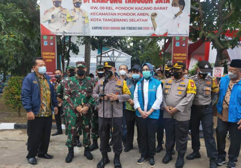 Caption : Kapolda Metrojaya Irjenpol Fadil Imran bersama Airin Rachmi Diany, Kapolres Tangsel AKBP Iman Imanudin serta jajaran Muspida dan Muspika saat kunjungi KTJ Pondok Kacang Barat, Pindok Aren.