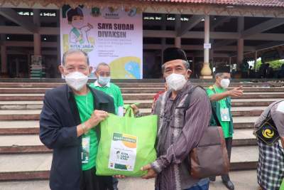 Usai Divaksin, Kiyai dan Santri Dapat Sembako