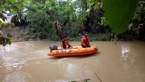 Petugas gabungan saat melakukan pencarian terhadap korban hanyut, Selasa (5/5).