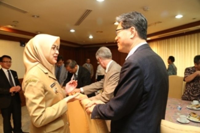 Walikota Tangsel dan Delegasi Unesco sedang berbincang-bincang usai pertemuan.Rabu (30/10)