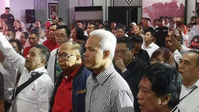 Ganjar Pranowo mengenakan pakaian hitam putih.
