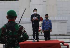 Mad Romli Jadi Inspektur Upacara Di Taman Makam Pahlawan