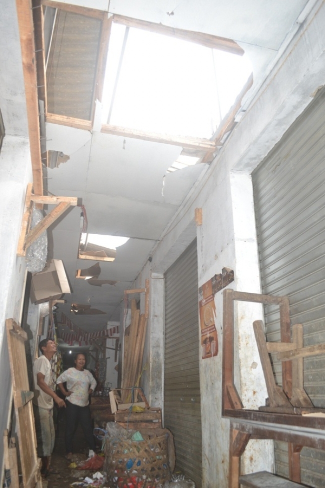 Atap Pasar Panimbang yang mengalami kerusakan, namun sudah diperbaiki