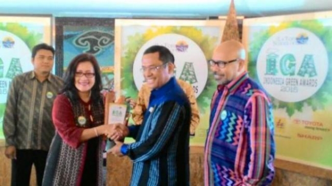 Saleh Husin Menteri Perindustrian RI memberikan penghargaan kepada Tina Tjintawati Corporate Communication Division Head Bank OCBC NISP. 