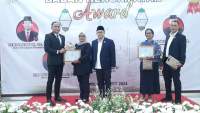 Ketua BK DPRD Tangsel berikan sertifat penghargaan BK Award kepada Anggota Fraksi Gerindra-PAN, Mulyanah Anwar, pemberian penghargaan disaksikan oleh Ketua DPRD, Abdul Rasyid.