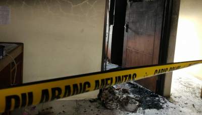 Salahsatu ruangan rumah milik Samsudin yang dipasangi garis polisi.