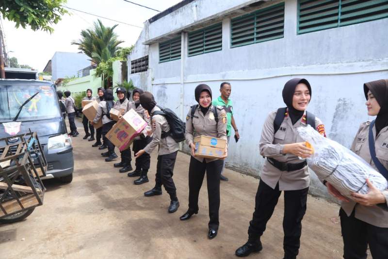 Personel Gabungan Polwan Berikan Trauma Healing dan Bantu Korban Banjir Jakarta