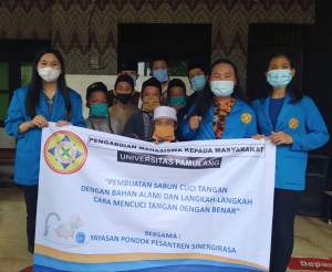 Sambangi Pesantren Sinergi Rasa, Mahasiswa UNPAM Ajari Santri Membuat Sabun Cuci Tangan