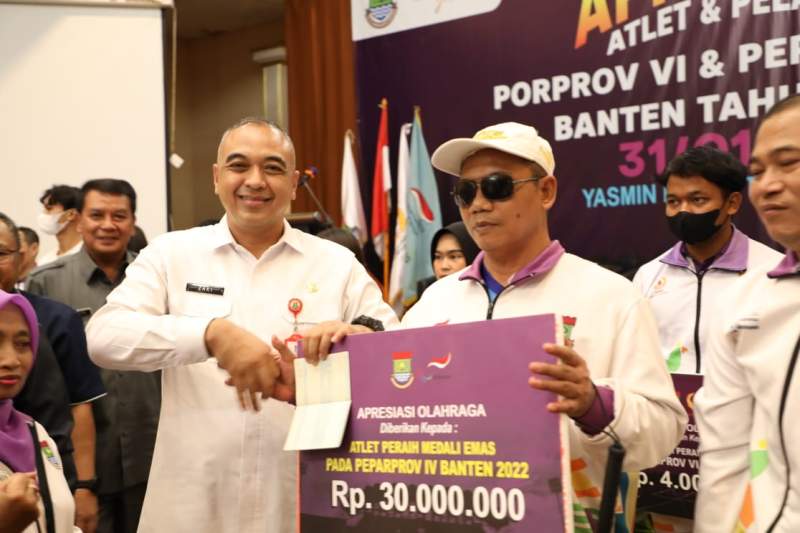 Bupati tangerang memberikan bonus kepada atlit &amp; pelatih 