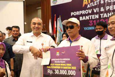 Bupati tangerang memberikan bonus kepada atlit &amp; pelatih 