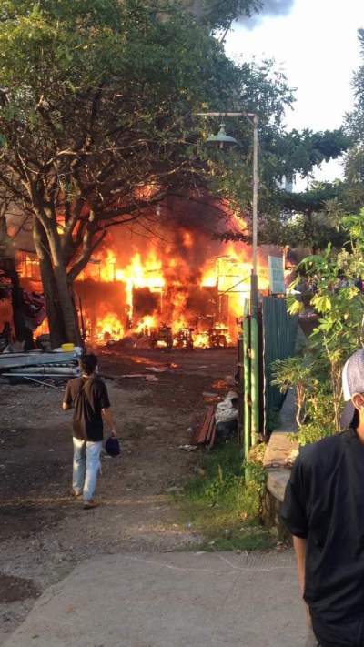 Api Hanguskan Limbah Ban di Cikokol