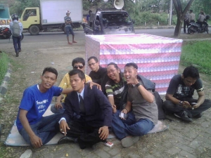 Pendemo dari berbagai kalangan mengepung Kantor Setda