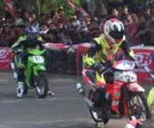 Ratusan Pebalap Adu Cepat﻿