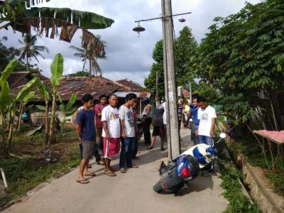 Picu Kecelakaan Lalulintas, Warga Ancam Bongkar Tiang Listrik di Tengah Jalan