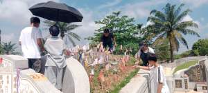 Warga keturunan Tionghoa Serdang Bedagai melaksanakan sembahyang cheng beng.