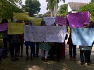 Serpong- Wali Murid SMPN 4 Tangsel,Menuntut indikasi pratek Grafitikasi dan Korupsi Ke Dindik Tangsel,Senin (16/12)DT