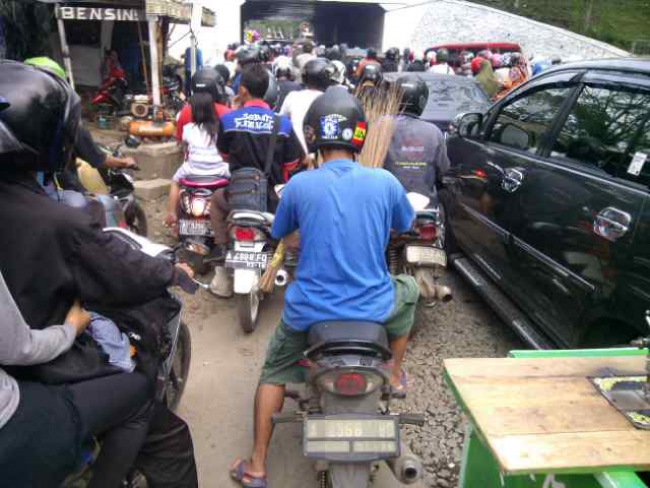 Kemacetan Dan Kerusakan Jalan Trowongan Trondol