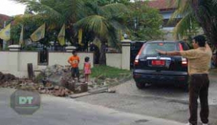 Plat Merah Berada di Markas salah satu Caleg Golkar