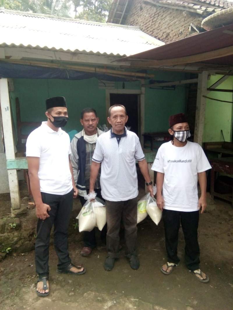 Abdul Latif Bantu Masyarakat Kabupaten Serang Bayar Zakat Fitrah