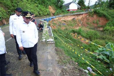 Tinjau Longsor Ruas Jalan Cipanas&ndash;Ciparay, Gubernur Banten: Rehabilitasi Dimulai Juli 2025