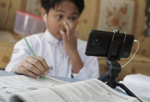 Ilustrasi siswa sekolah menggunakan perangkat internet melalui ponsel.