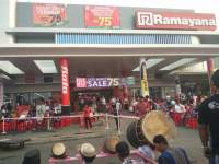 Banjir Diskon dan Hadiah, Warga Serbu Ramayana Cikupa