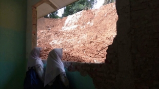 Pasca Turap Longsor, KBM di SMPN 19 Belum Normal
