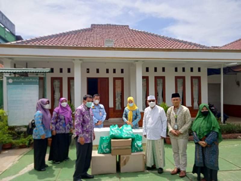 Sekda Serahkan Bantuan Bibit Ikan dan Makanan Olahan Ke Ketua MUI