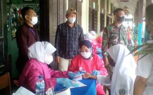 Pelajar di Sepatan Disuntik Vaksin