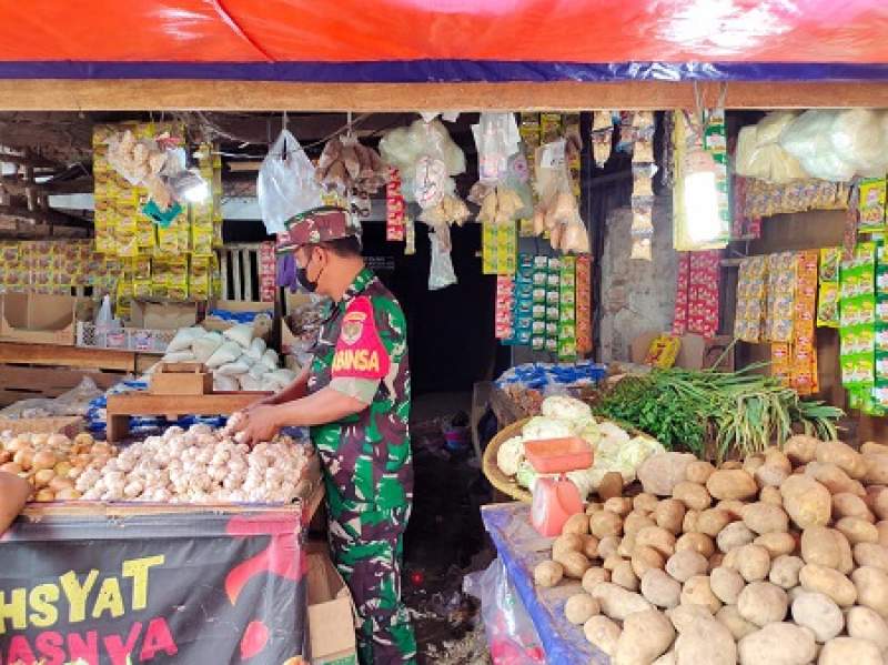 Jalankan Intruksi Panglima TNI, Babinsa Pondok Jaya Monitoring Harga Sembako