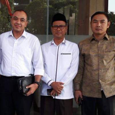 Zaki Iskandar (kiri) dan Madromli (kanan) berfoto bersama.